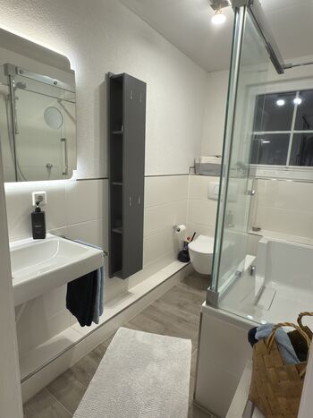 Bad mit Badewanne und Einstieg