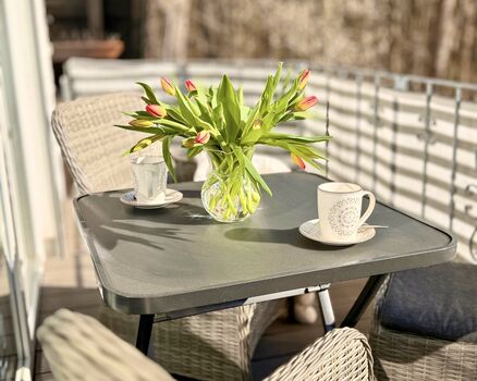 Dein Kaffee in der Morgensonne genießen