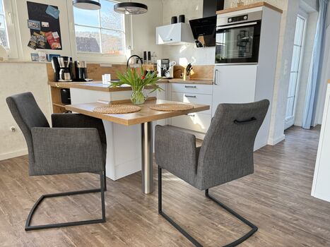 Voll ausgestattete Küche mit Geschirrspüler