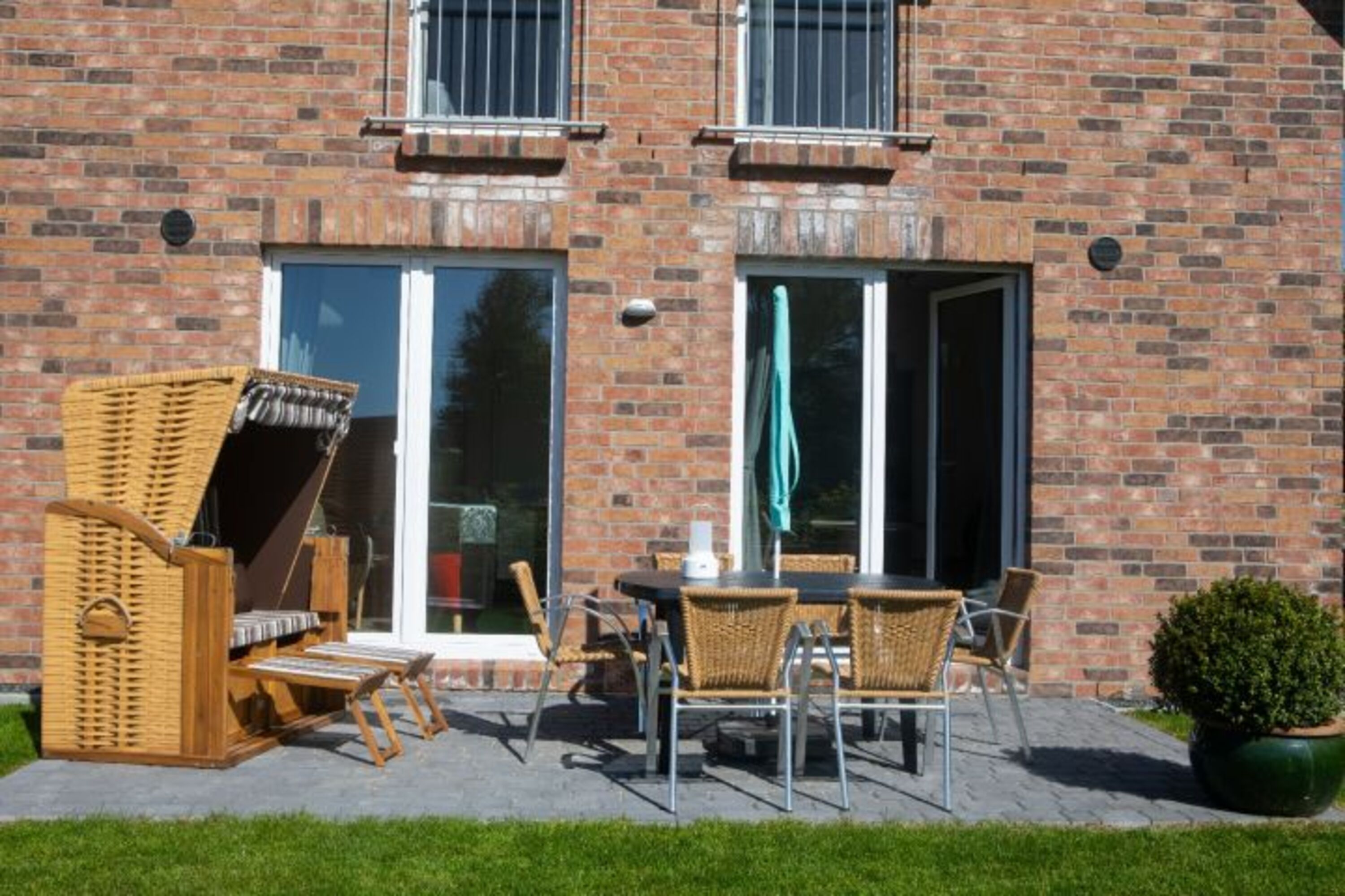 Terrasse mit Strandkorb, Grill