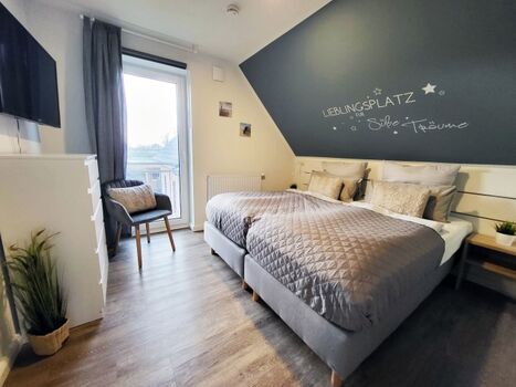 Schlafzimmer mit Doppelbett im DG (3)