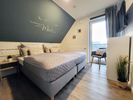 Schlafzimmer mit Doppelbett im DG (2)