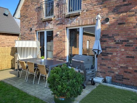 Terrasse mit Gartenmöbeln, Strandkorb, Grill