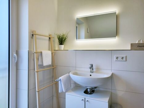 Waschbecken, Spiegel