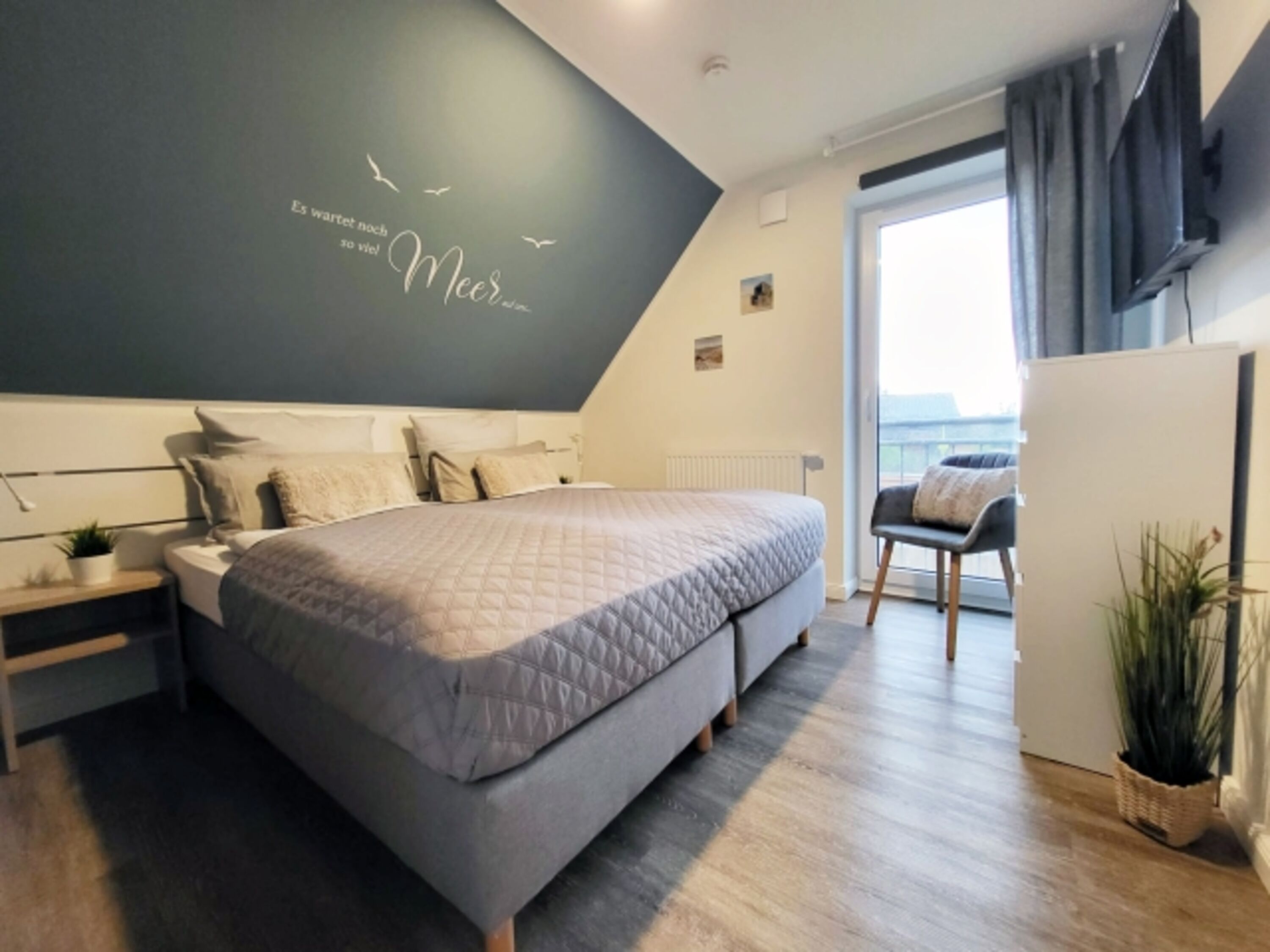 Schlafzimmer mit Doppelbett im DG (2)