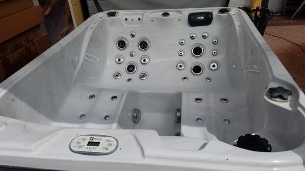 mit 50 Massagedüsen 