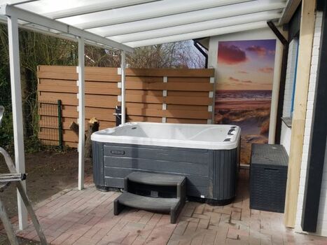 Mit unserem überdachten Außenwhirlpool 