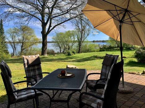 Unverbauter Blick von der Terrasse auf die Müritz