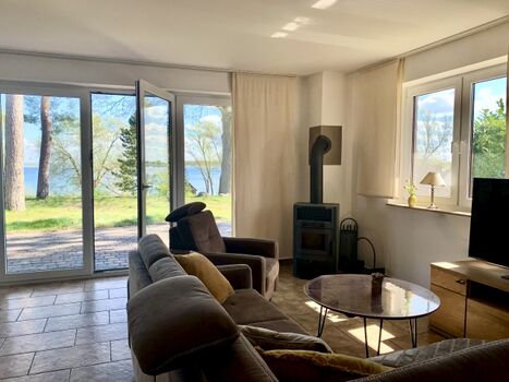 Wohnbereich mit Kamin und Müritzblick