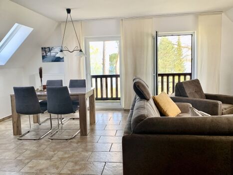 Wohn- und Essbreich mit Ausblick auf den Balkon