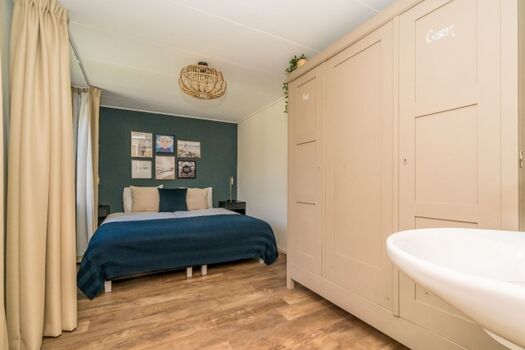 Hauptschlafzimmer mit Kleiderschrank und Waschbecken