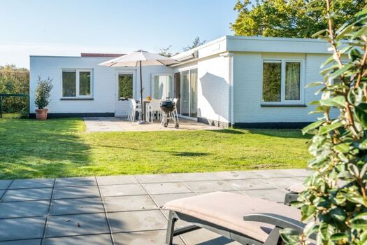 Der große, eingezäunte Garten mit 2 Terrassen