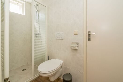 Badezimmer 1 mit Toilette und Dusche