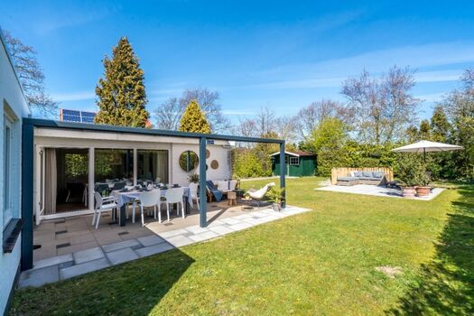 der große, sonnige Garten mit 2 Terrassen