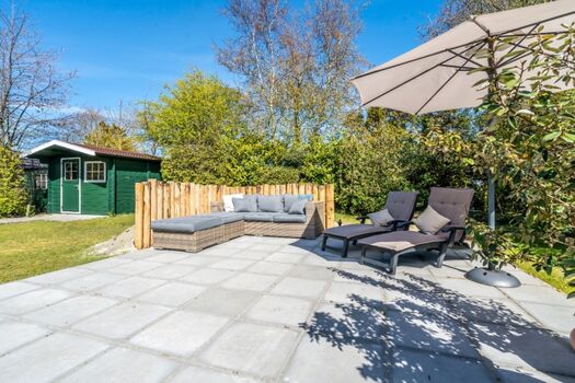 2. Terrasse mit Liegen