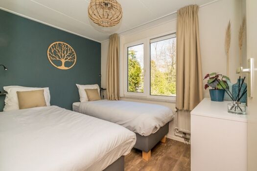 Schlafzimmer 2 mit 2 Einzelboxspringbetten und Kommode