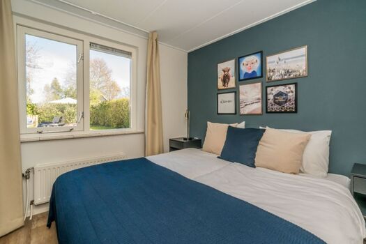 Hauptschlafzimmer mit Kleiderschrank und Waschbecken