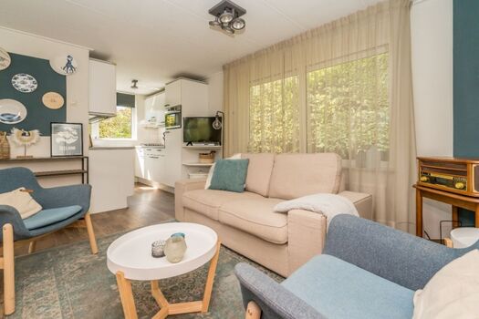 Das helle, geschmackvoll eingerichtete Wohnzimmer