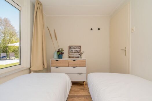 Schlafzimmer 2 mit 2 Einzelboxspringbetten und Kommode