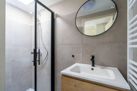 Neues Badezimmer mit Dusche und Waschbecken