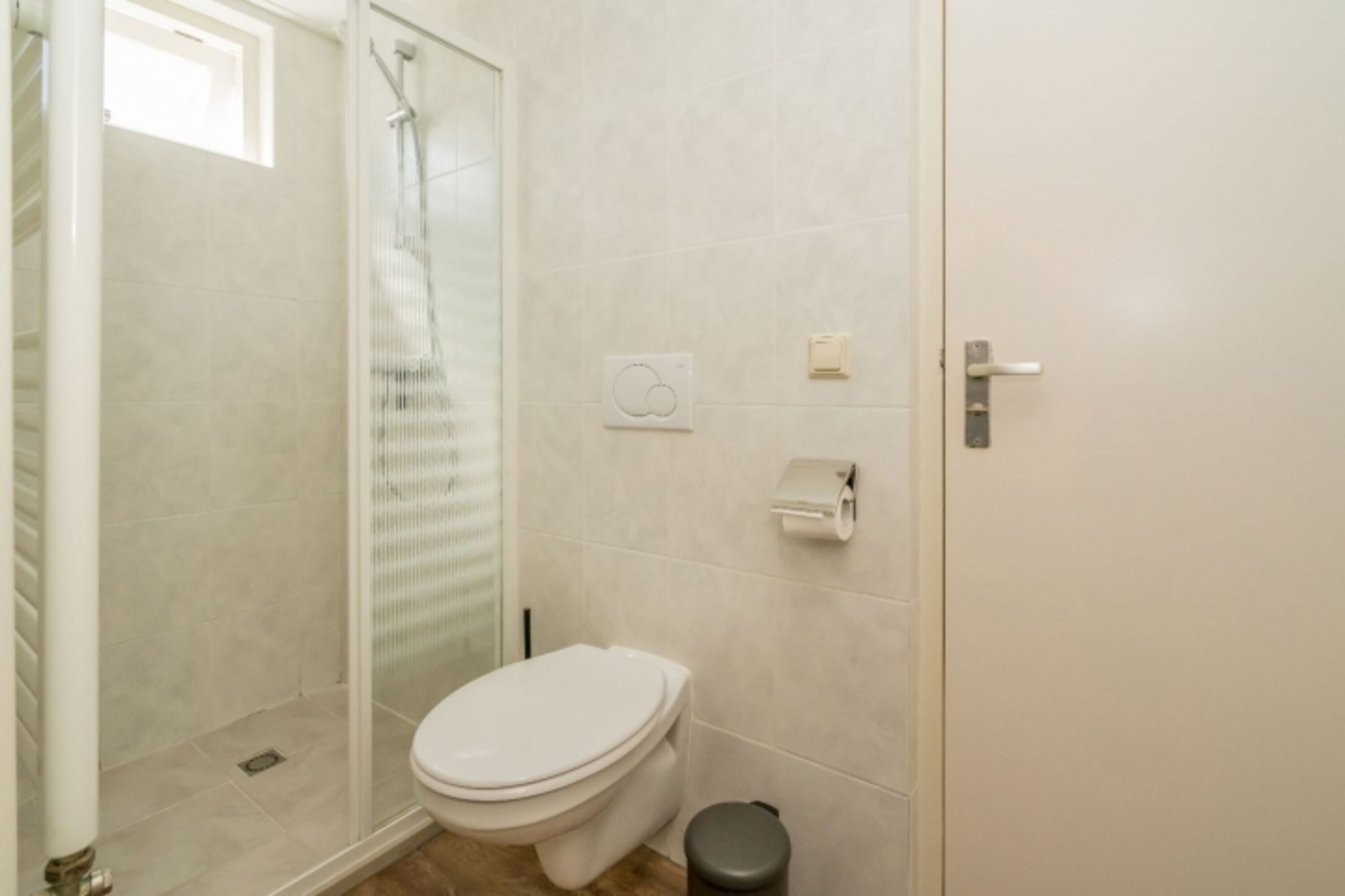 Badezimmer 1 mit Toilette und Dusche