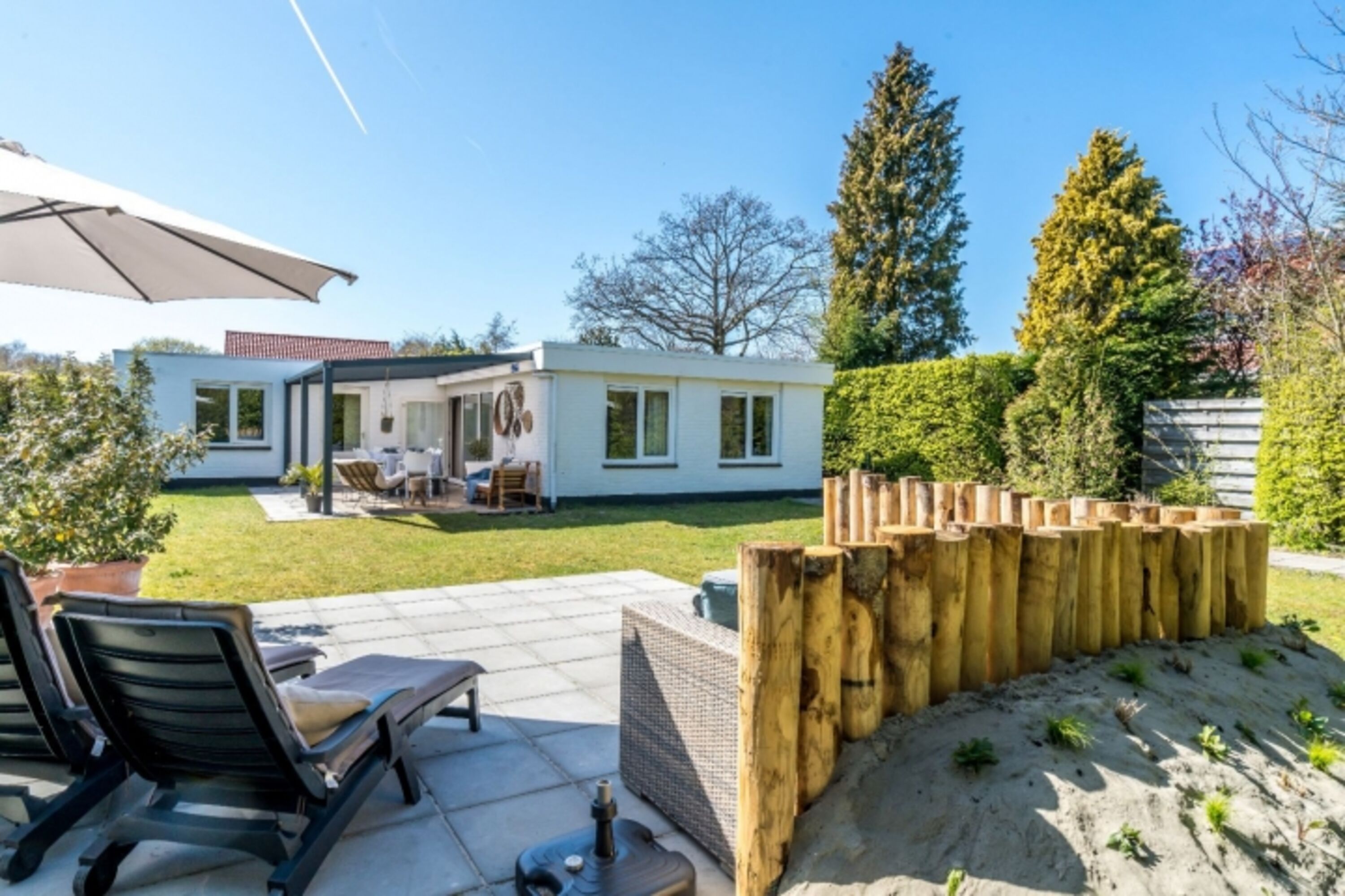 2. Terrasse mit Liegen