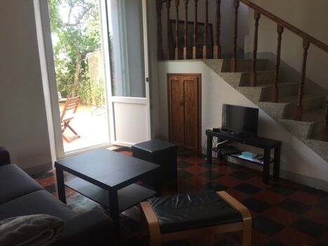 das Wohnzimmer mit Ausgang zur Terrasse