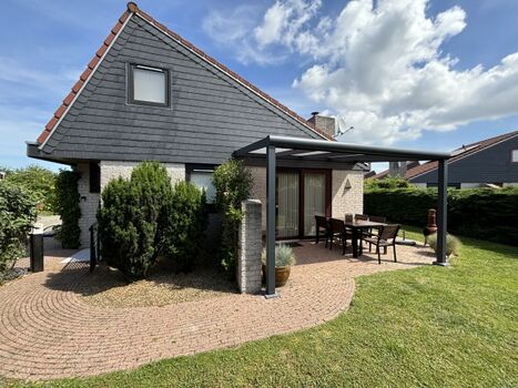 Garten mit überdachter Terrasse