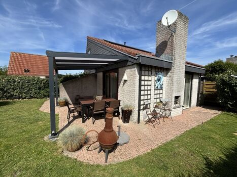 Garten mit überdachter Terrasse 