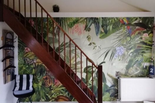 Treppe nach oben mit Dschungelfeeling