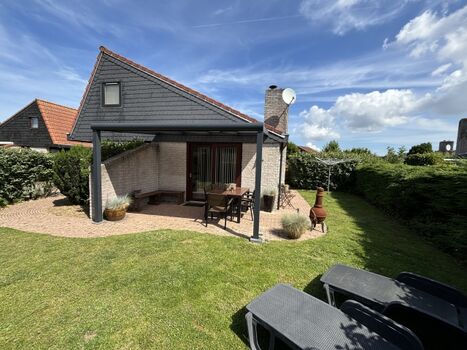 Garten mit überdachter Terrasse Aussengrill 