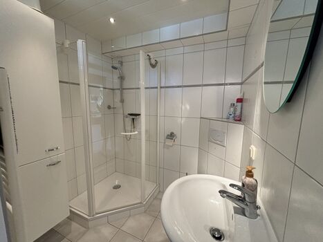 Badezimmer mit Dusche 