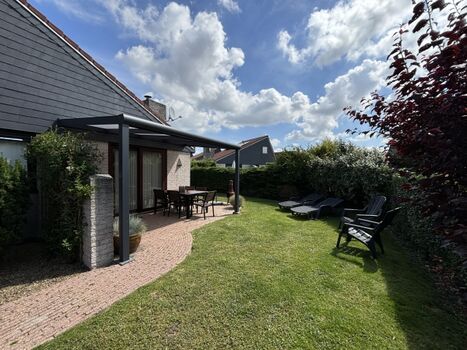 Garten mit überdachter Terrasse
