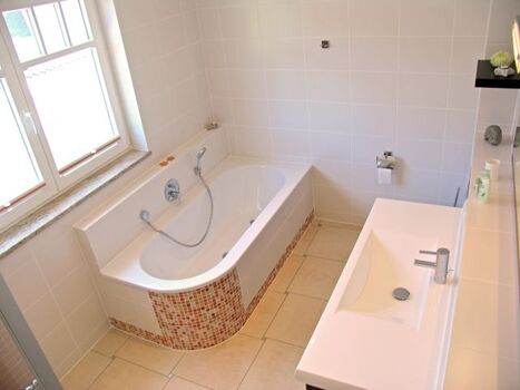 Bad mit Badewanne im OG