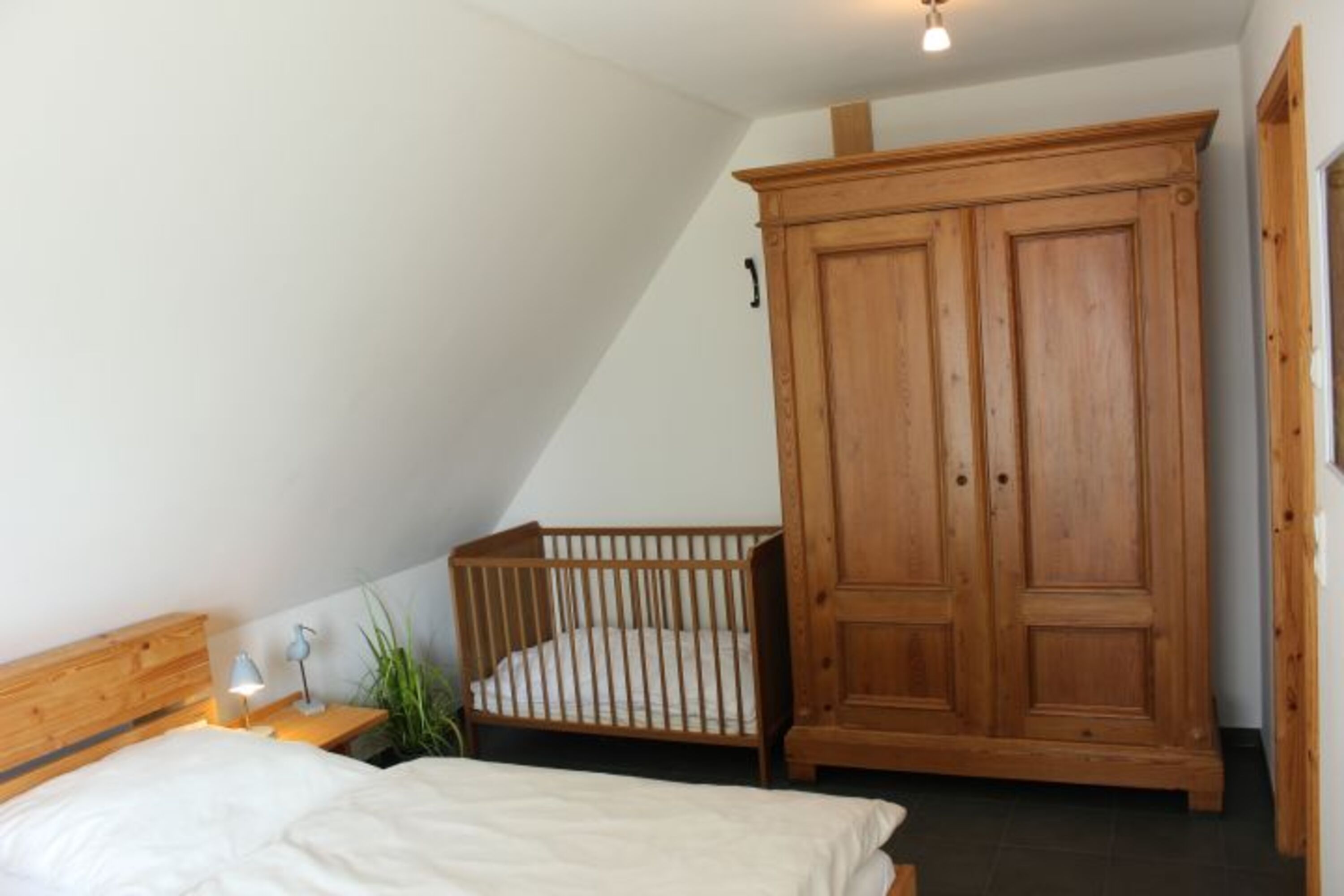 Schlafzimmer oben mit Babybett