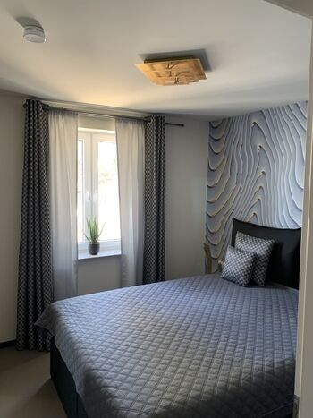 2. Schlafzimmer mit Boxspringbett