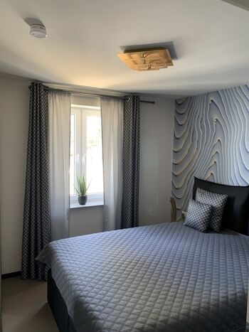 1. Schlafzimmer mit Boxspringbett