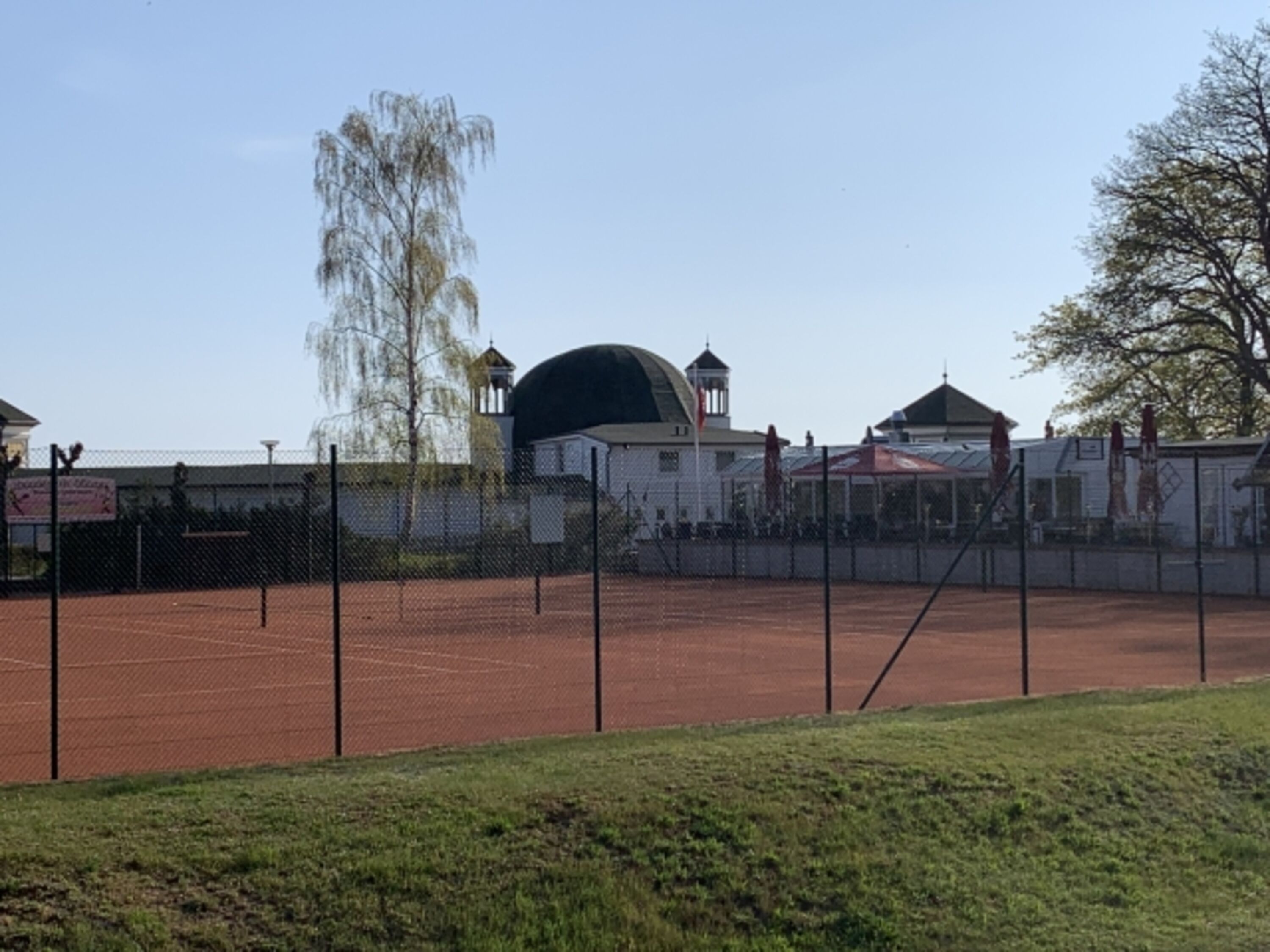 Tennisplatz mit Gaststätte Tennisstübchen - sehr zu empfehlen