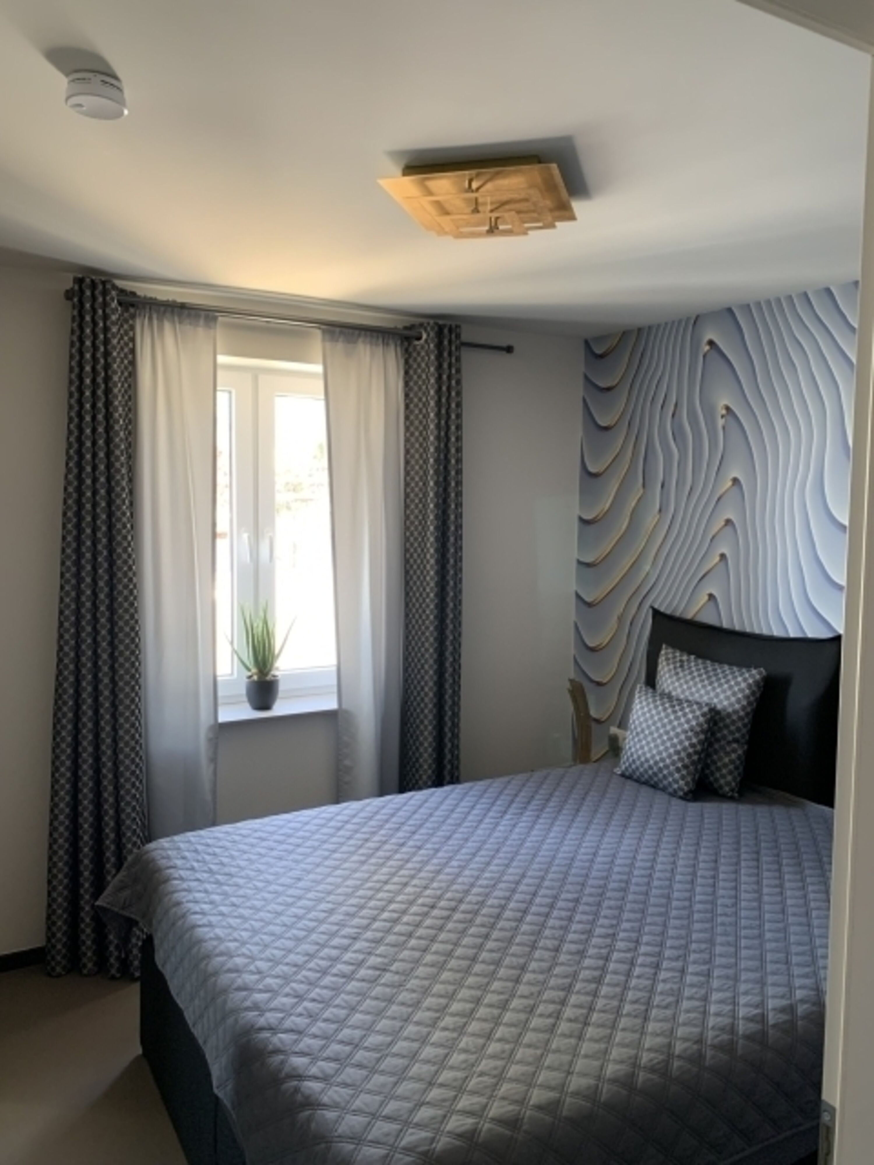 2. Schlafzimmer mit Boxspringbett