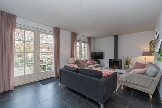 Die komfortable Sitzecke mit Kaminofen