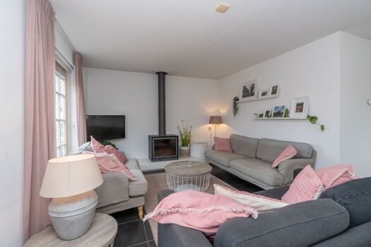 Das sehr geschmackvoll eingerichtete Wohnzimmer