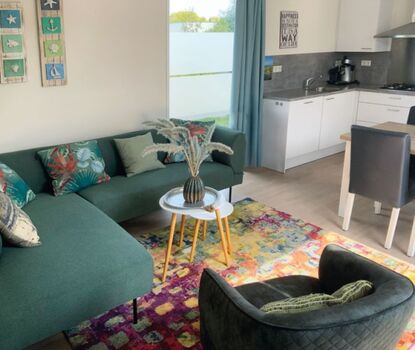 Blick Wohnzimmer zur Küche und Essbereich