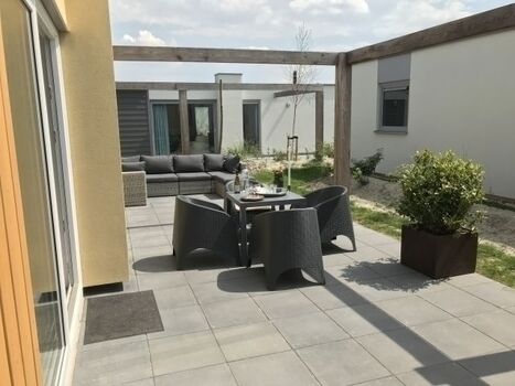 Terrasse mit Lounge Möbeln und Sonnenliegen