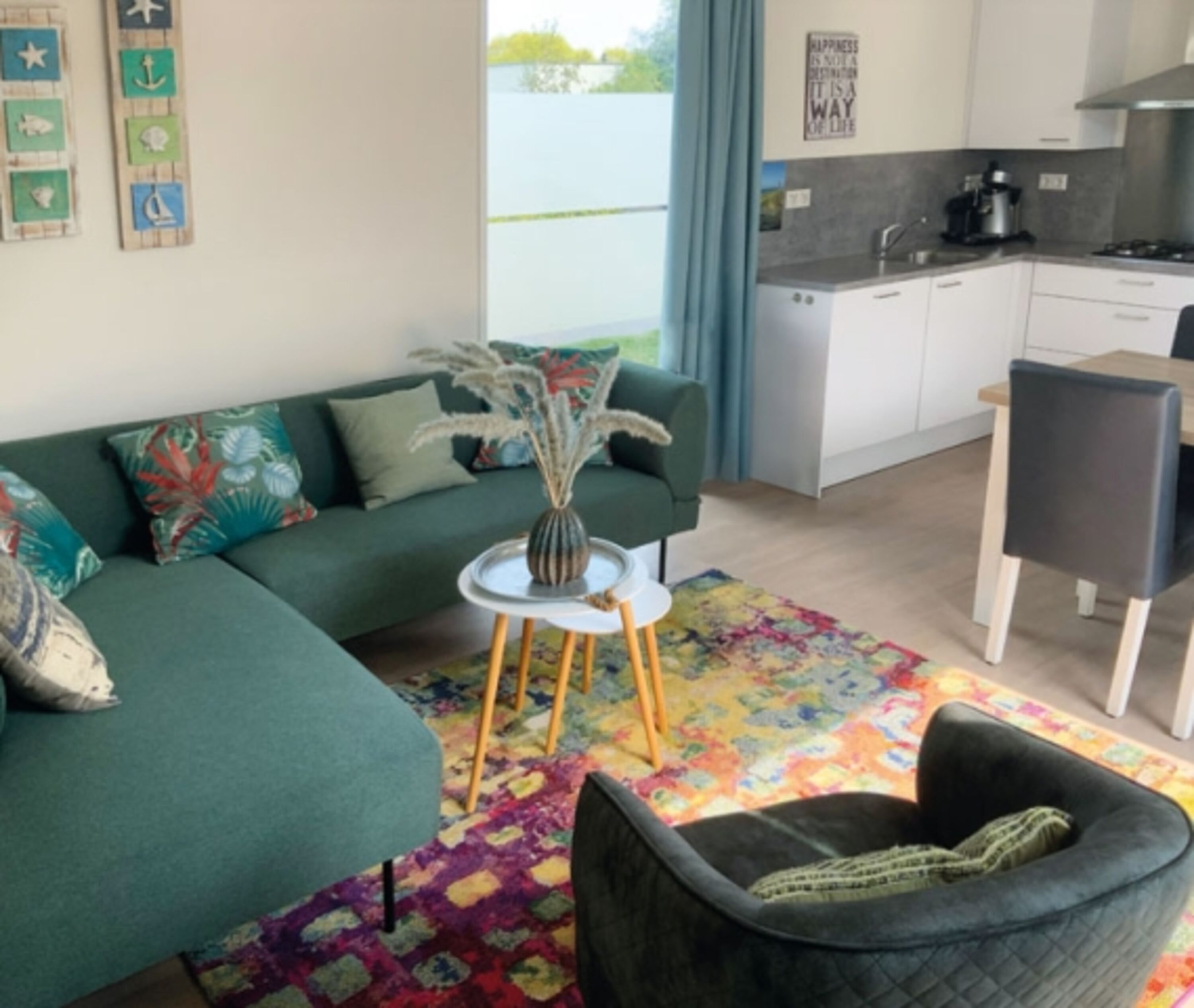 Blick Wohnzimmer zur Küche und Essbereich