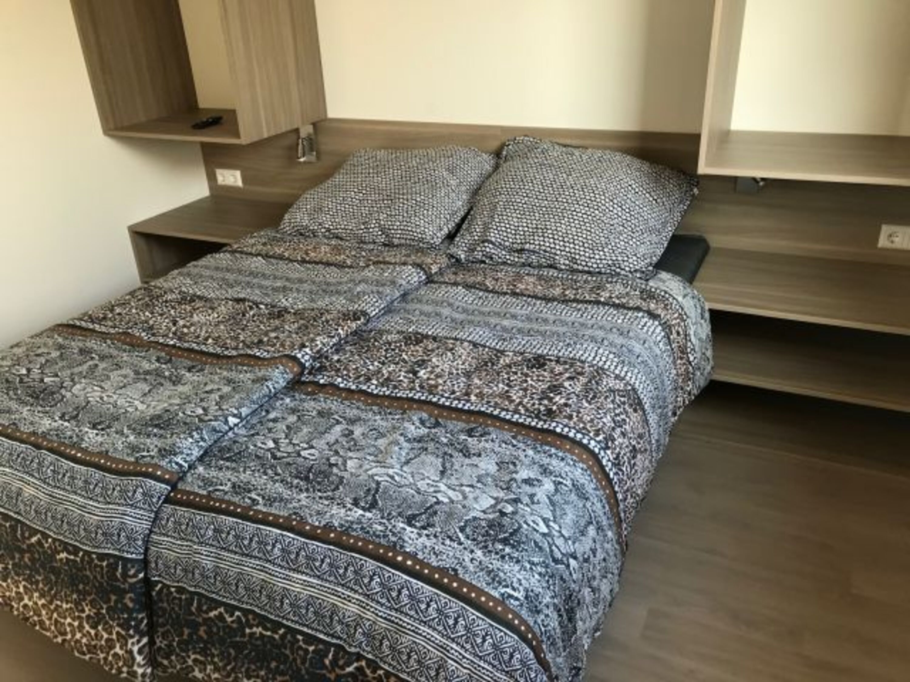 Schlafzimmer mit gemütliche Boxspringbetten