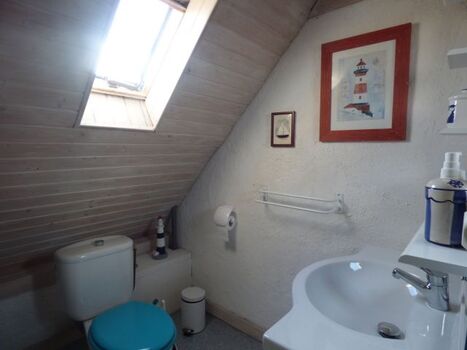 Toilette mit Waschtisch 2. Stock