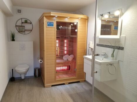 Bad mit Dusche, Waschbecken, WC, Infrarotsauna