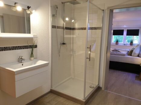 Bad mit Dusche, Waschbecken, WC, Infrarotsauna