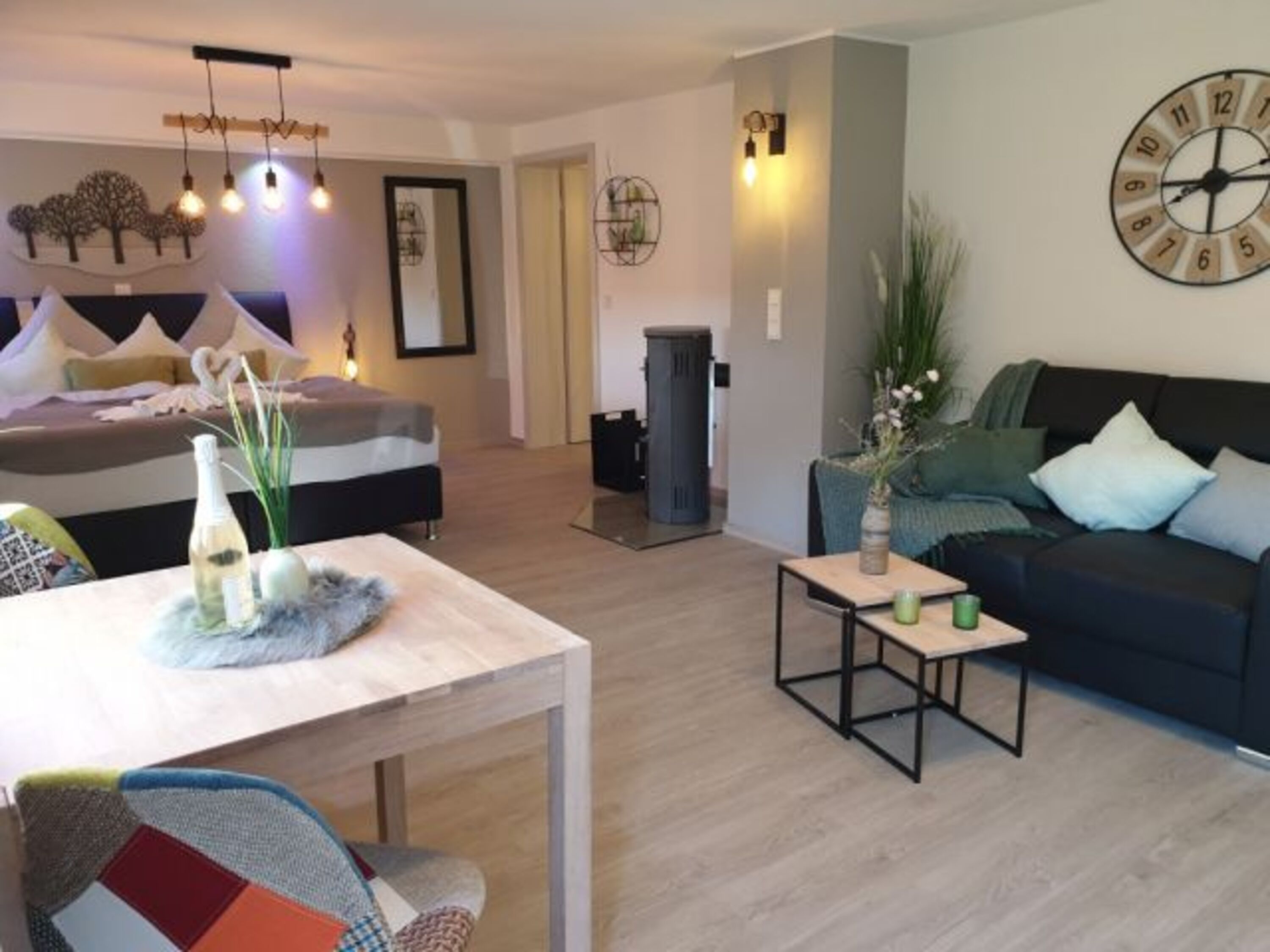 Sofa, TV, Esstisch