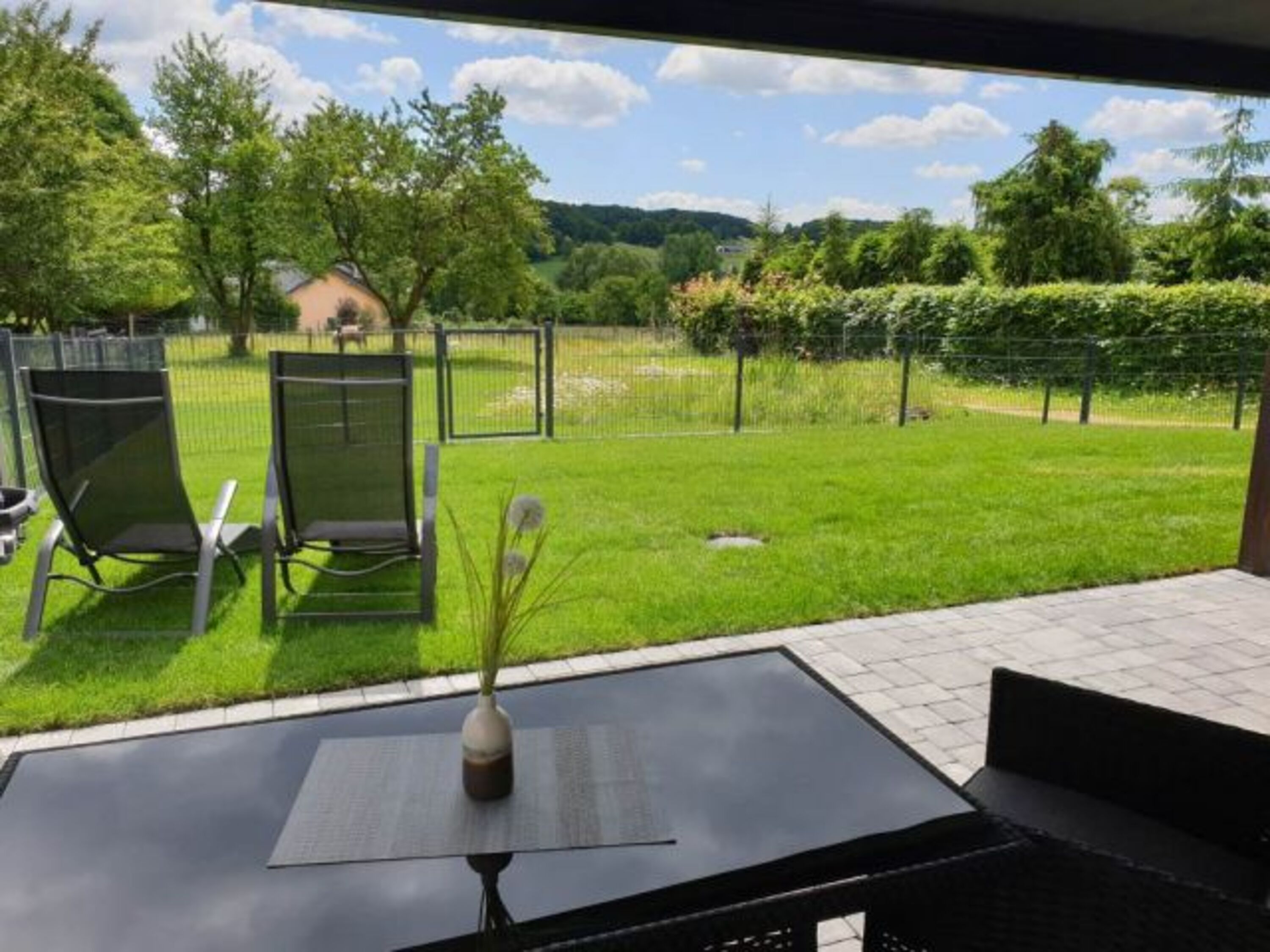 eigenes Garten, komplertt umzäunt